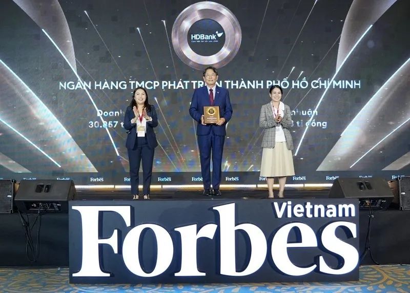 Đại diện HDBank nhận danh hiệu top 50 doanh nghiệp niêm yết tiêu biểu nhất 2025 của Forbes Đại diện HDBank nhận danh hiệu top 50 doanh nghiệp niêm yết tiêu biểu nhất 2025 của Forbes