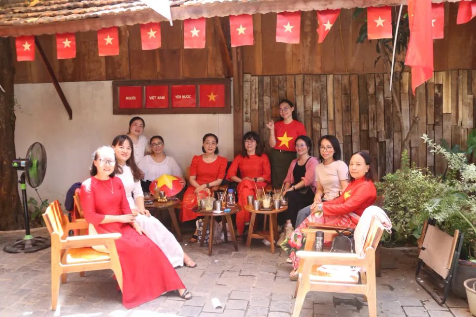 Không khí rộn ràng tại một quán cà phê trên đường Phạm Hồng Thái (TP Đà Nẵng) thu hút nhiều người cùng check-in Không khí rộn ràng tại một quán cà phê trên đường Phạm Hồng Thái (TP Đà Nẵng) thu hút nhiều người cùng check-in