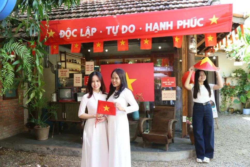 Nhiều bạn trẻ khoe dáng trong tà áo dài, tay cầm lá cờ nhỏ, ghi lại khoảnh khắc ý nghĩa trước ngày lễ lớn của đất nước Nhiều bạn trẻ khoe dáng trong tà áo dài, tay cầm lá cờ nhỏ, ghi lại khoảnh khắc ý nghĩa trước ngày lễ lớn của đất nước