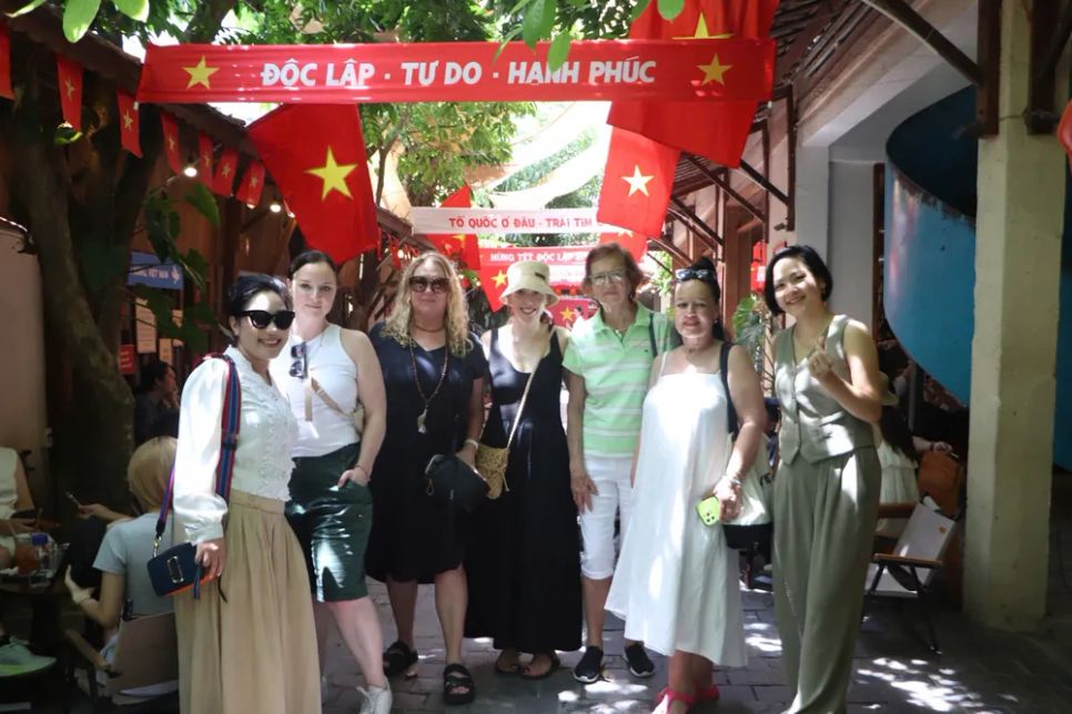 Nhiều du khách nước ngoài cũng hòa mình vào không khí lễ hội Việt Nam Nhiều du khách nước ngoài cũng hòa mình vào không khí lễ hội Việt Nam