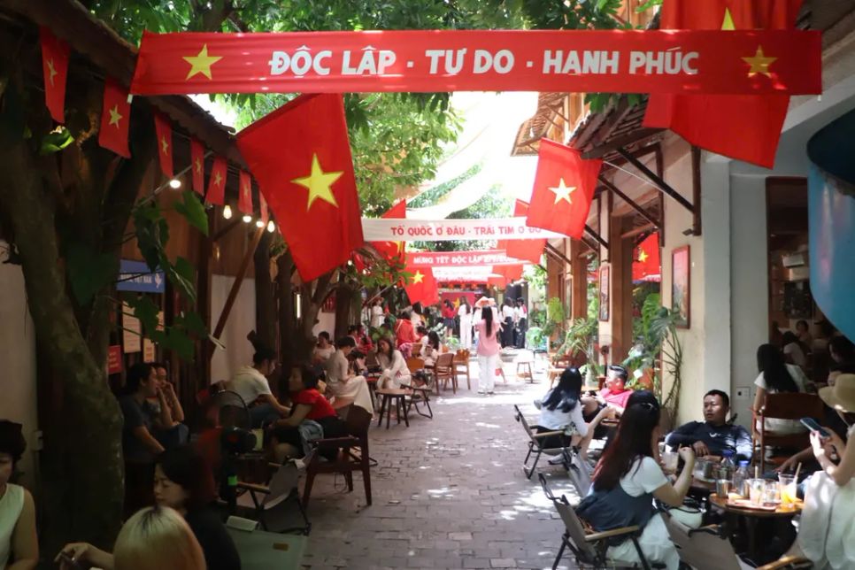 Những ngày qua, nhiều quán cà phê tại TP Đà Nẵng đồng loạt trang trí cờ đỏ sao vàng, hưởng ứng kỷ niệm 80 năm Quốc khánh 2-9 Những ngày qua, nhiều quán cà phê tại TP Đà Nẵng đồng loạt trang trí cờ đỏ sao vàng, hưởng ứng kỷ niệm 80 năm Quốc khánh 2-9