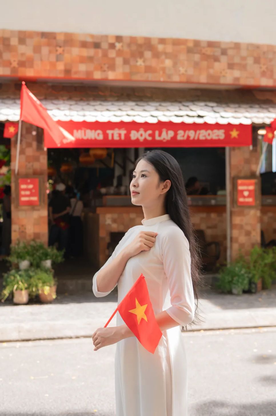 Với nhiều bạn trẻ, những quán cà phê mang đậm sắc màu của lá cờ Tổ quốc được xem là điểm đến lý tưởng trong những ngày lịch sử của đất nước Với nhiều bạn trẻ, những quán cà phê mang đậm sắc màu của lá cờ Tổ quốc được xem là điểm đến lý tưởng trong những ngày lịch sử của đất nước