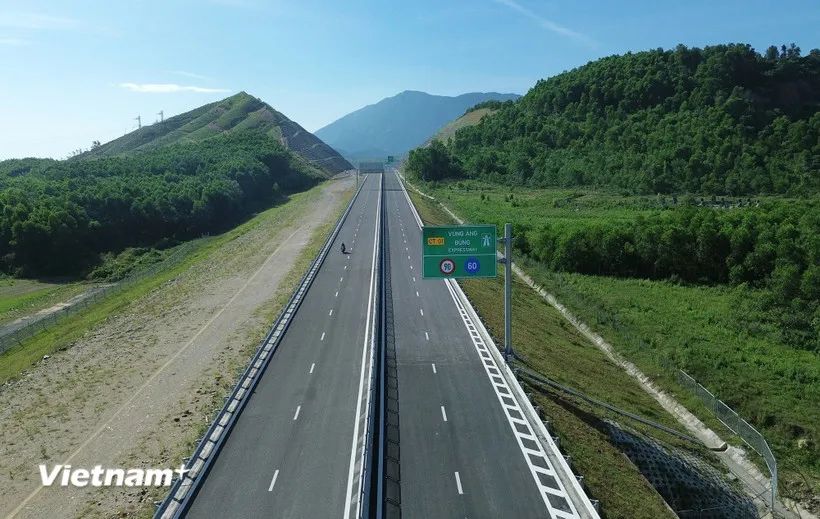 Dự án thành phần đoạn Vũng Áng-Bùng có tổng chiều dài 55,34km sẽ được khai thác tuyến chính vào ngày 28/8 tới. (Ảnh: Quốc Khánh/Vietnam+) Dự án thành phần đoạn Vũng Áng-Bùng có tổng chiều dài 55,34km sẽ được khai thác tuyến chính vào ngày 28/8 tới. (Ảnh: Quốc Khánh/Vietnam+)