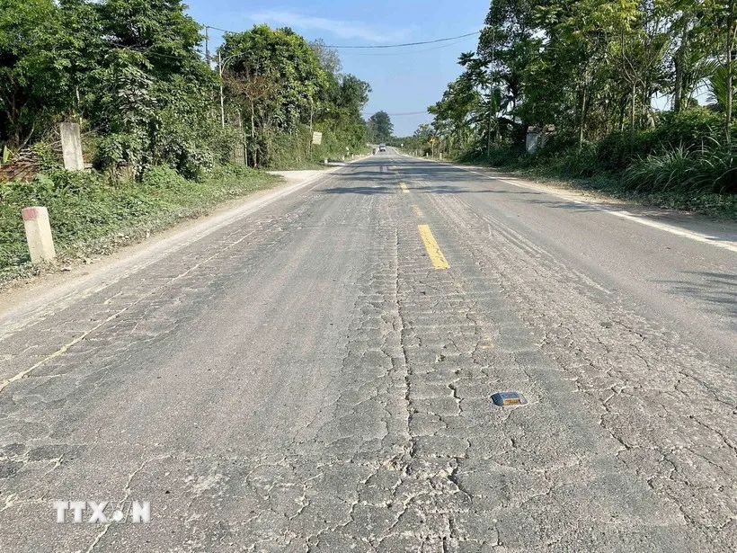 Mặt đường Hồ Chí Minh đoạn qua huyện Hương Khê bị rạn nứt kéo dài. (Ảnh: Hữu Quyết/TTXVN) Mặt đường Hồ Chí Minh đoạn qua huyện Hương Khê bị rạn nứt kéo dài. (Ảnh: Hữu Quyết/TTXVN)