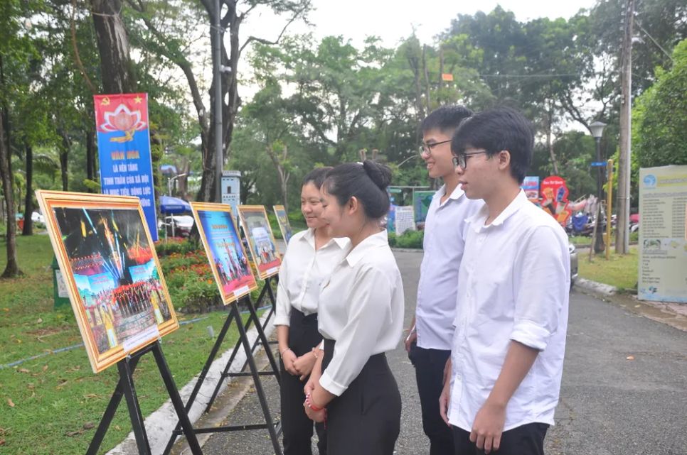 Các em học sinh tham quan triển lãm ảnh 80 năm ngành VH-TT-DL tại buổi họp mặt