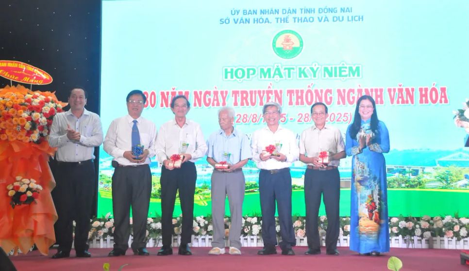 Lãnh đạo Sở VH-TT-DL tỉnh Đồng Nai trao quà tri ân cho các nguyên lãnh đạo ngành tại buổi họp mặt
