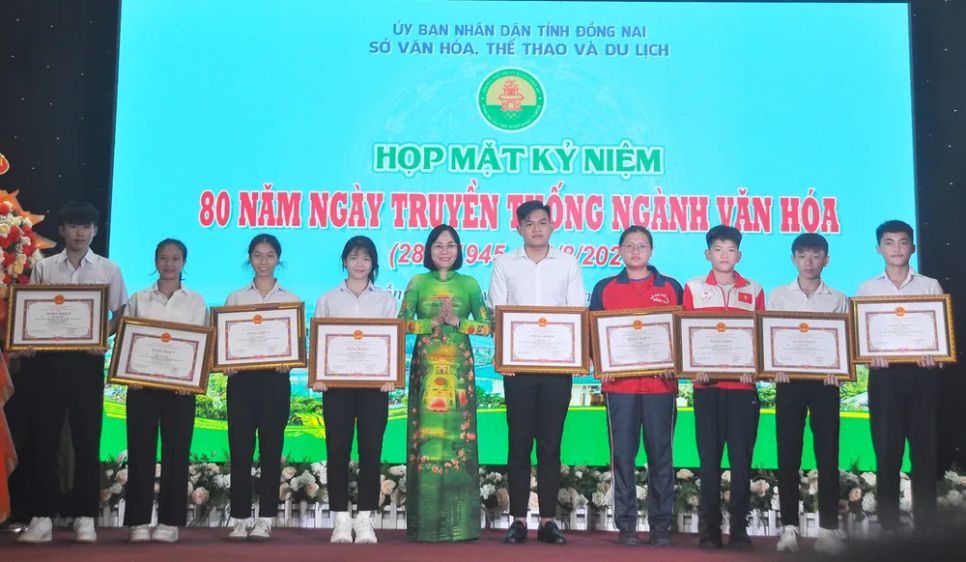 Phó Chủ tịch UBND tỉnh Đồng Nai Nguyễn Thị Hoàng tặng bằng khen cho các tập thể, cá nhân có thành tích xuất sắc trong hoạt động văn hóa, thể thao