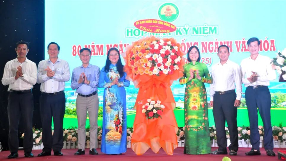 Phó Chủ tịch UBND tỉnh Đồng Nai Nguyễn Thị Hoàng (thứ 3 từ phải sang) tặng hoa chúc mừng ngành VH-TT-DL