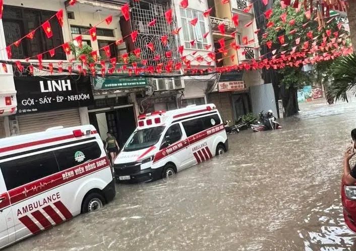 Hà Nội ngập lụt diện rộng, cuộc sống người dân bị đảo lộn Hà Nội ngập lụt diện rộng, cuộc sống người dân bị đảo lộn