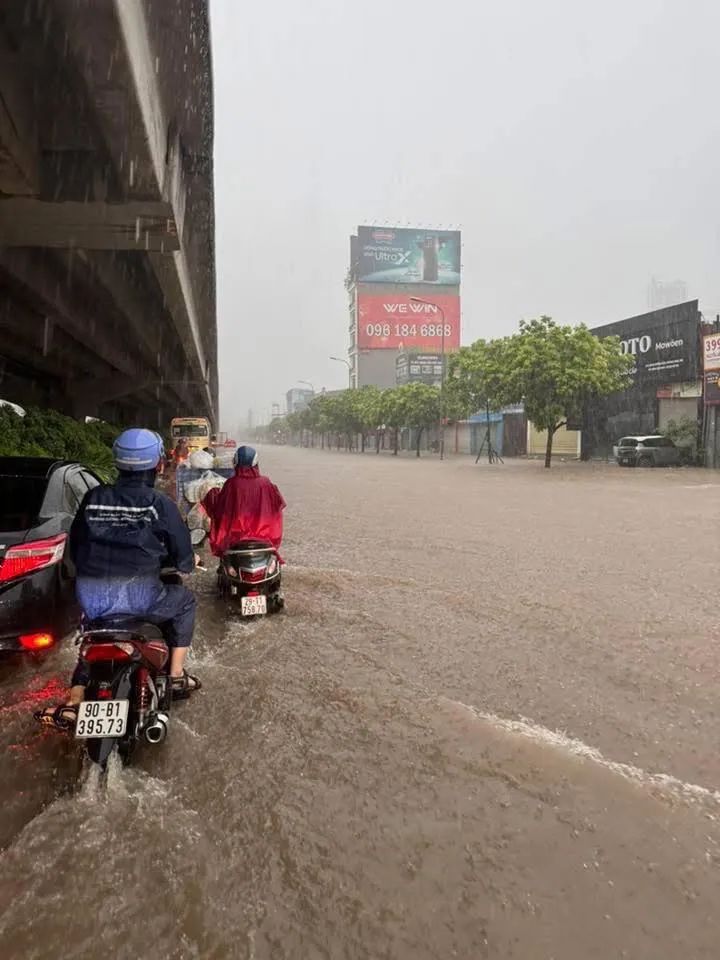 Hà Nội ngập lụt diện rộng, cuộc sống người dân bị đảo lộn Hà Nội ngập lụt diện rộng, cuộc sống người dân bị đảo lộn