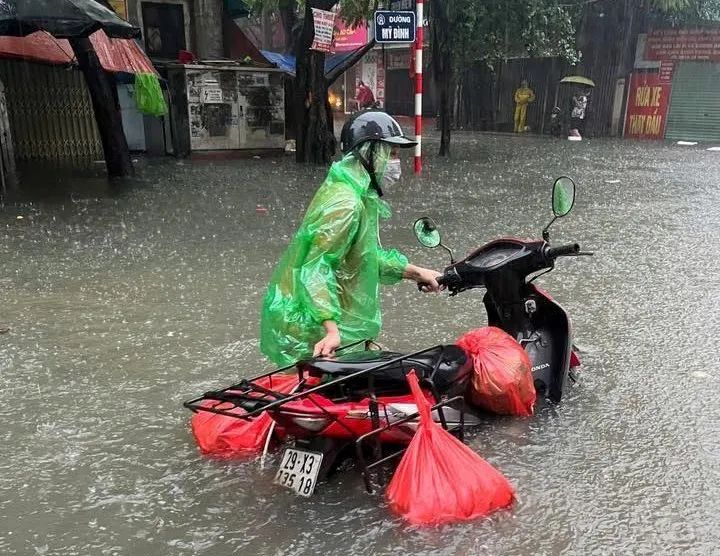 Hà Nội ngập lụt diện rộng, cuộc sống người dân bị đảo lộn Hà Nội ngập lụt diện rộng, cuộc sống người dân bị đảo lộn