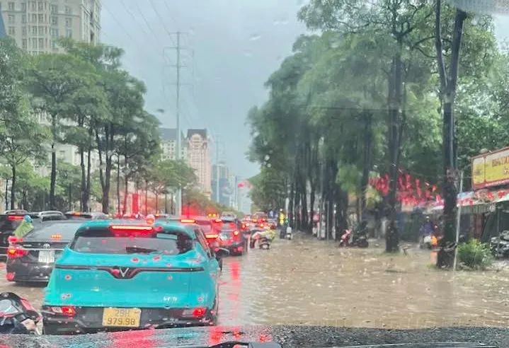 Hà Nội ngập lụt diện rộng, cuộc sống người dân bị đảo lộn Hà Nội ngập lụt diện rộng, cuộc sống người dân bị đảo lộn