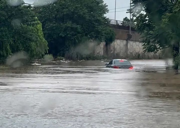 Hà Nội ngập lụt diện rộng, cuộc sống người dân bị đảo lộn Hà Nội ngập lụt diện rộng, cuộc sống người dân bị đảo lộn
