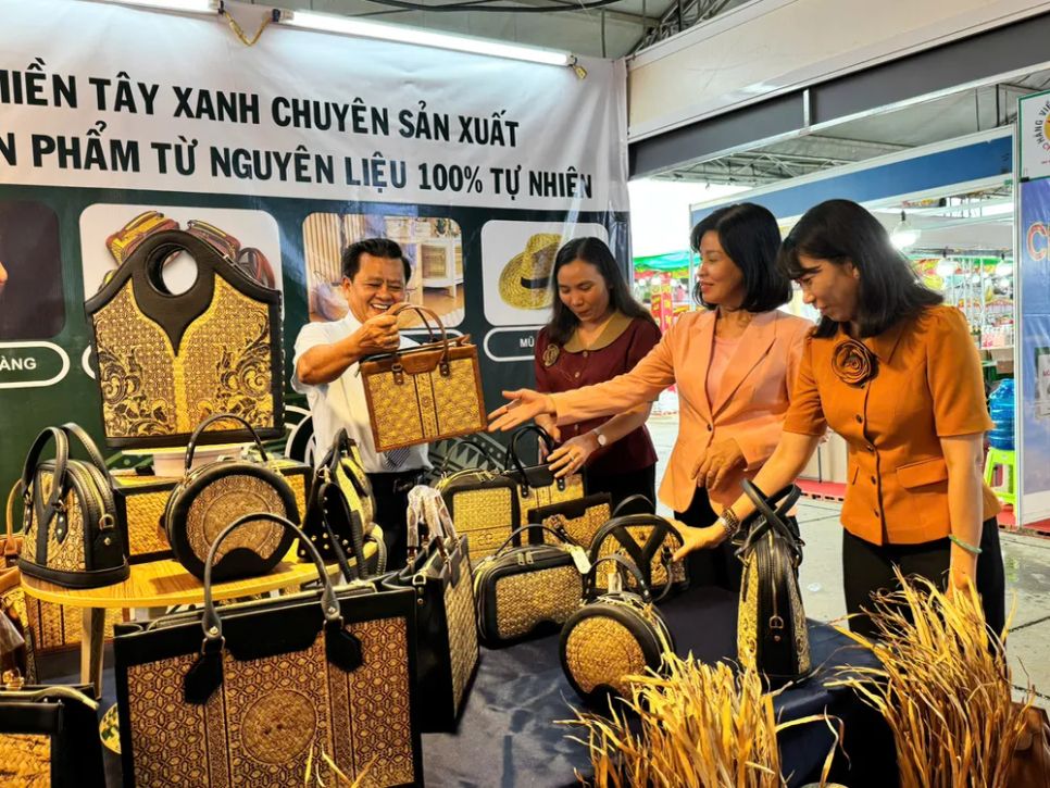 Các sản phẩm OCOP trưng bày tại hội chợ mang đậm dấu ấn của quê hương Việt Nam Các sản phẩm OCOP trưng bày tại hội chợ mang đậm dấu ấn của quê hương Việt Nam