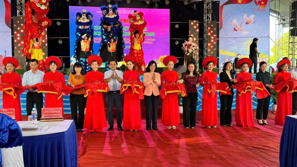 Nghi thức cắt băng khai mạc hội chợ Nghi thức cắt băng khai mạc hội chợ