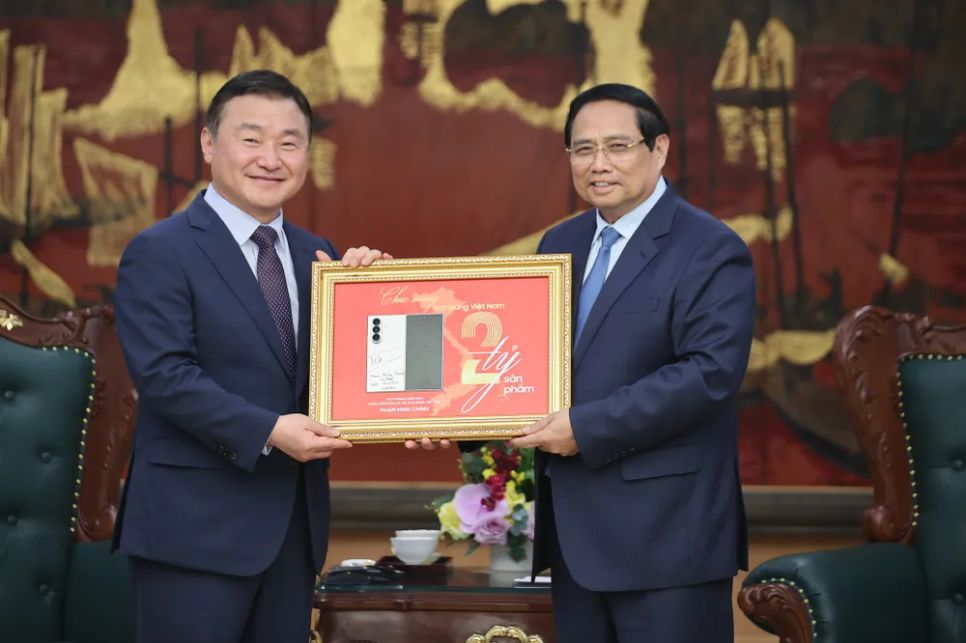 Thủ tướng Chính phủ Phạm Minh Chính ký tặng biển kỷ niệm sản xuất chiếc điện thoại di động thứ 2 tỷ của Samsung tại Việt Nam Thủ tướng Chính phủ Phạm Minh Chính ký tặng biển kỷ niệm sản xuất chiếc điện thoại di động thứ 2 tỷ của Samsung tại Việt Nam
