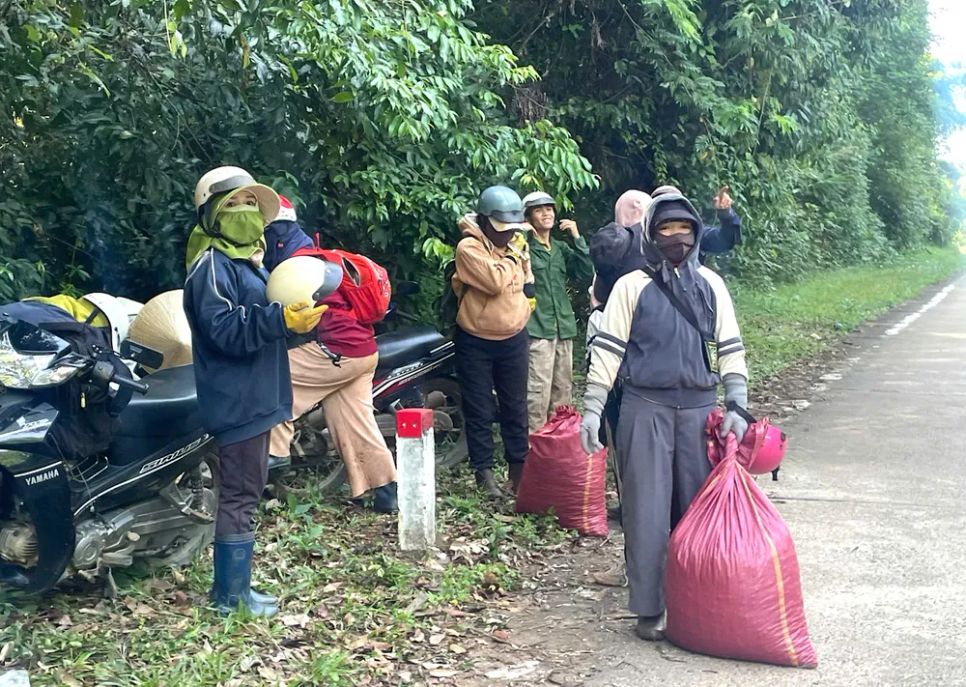 Sau một ngày thu hoạch, người dân chờ chở xoay về nhà Sau một ngày thu hoạch, người dân chờ chở xoay về nhà