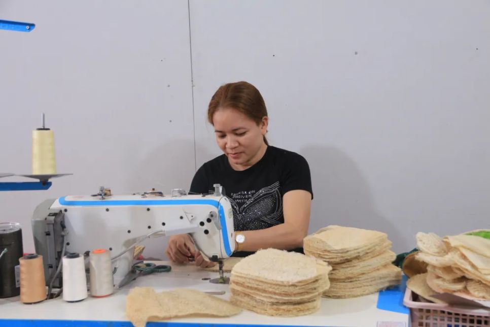 Các nhân viên của anh Tùng đang thi công các sản phẩm từ xơ mướp Các nhân viên của anh Tùng đang thi công các sản phẩm từ xơ mướp
