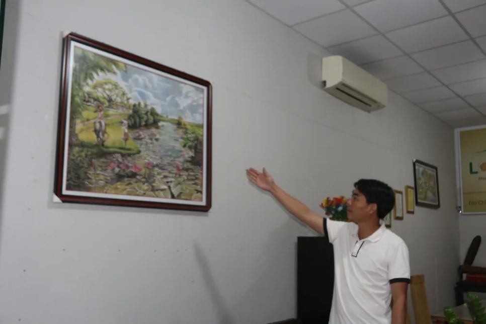 Những bức tranh làm từ xơ mướp thu hút người xem Những bức tranh làm từ xơ mướp thu hút người xem