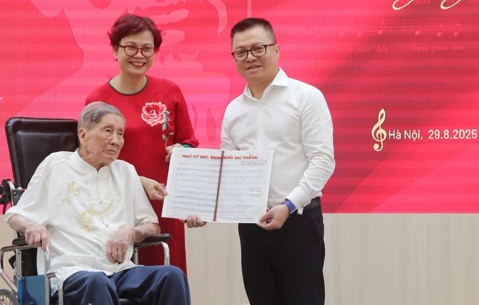 Nhạc sĩ Phạm Tuyên trao tặng bài hát “Như có Bác trong ngày đại thắng” cho Báo Nhân Dân Nhạc sĩ Phạm Tuyên trao tặng bài hát “Như có Bác trong ngày đại thắng” cho Báo Nhân Dân