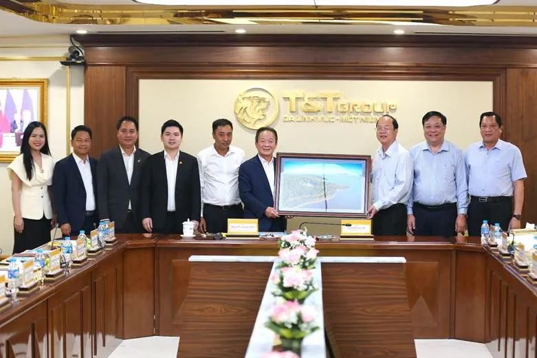 Lãnh đạo tỉnh Cà Mau tặng quà cho lãnh đạo Tập đoàn T&T Group tại buổi làm việc