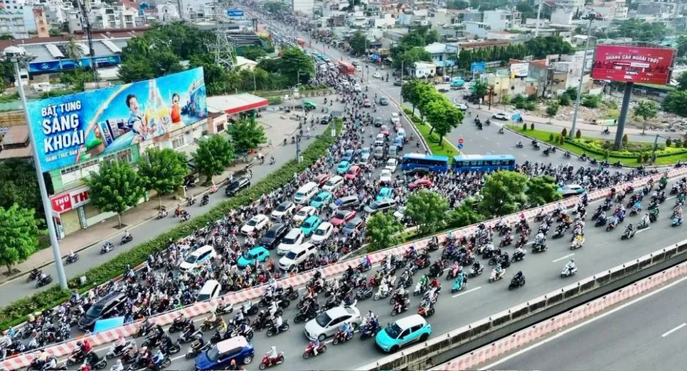 Người dân chọn lộ trình lưu thông qua cầu Bình Triệu 1