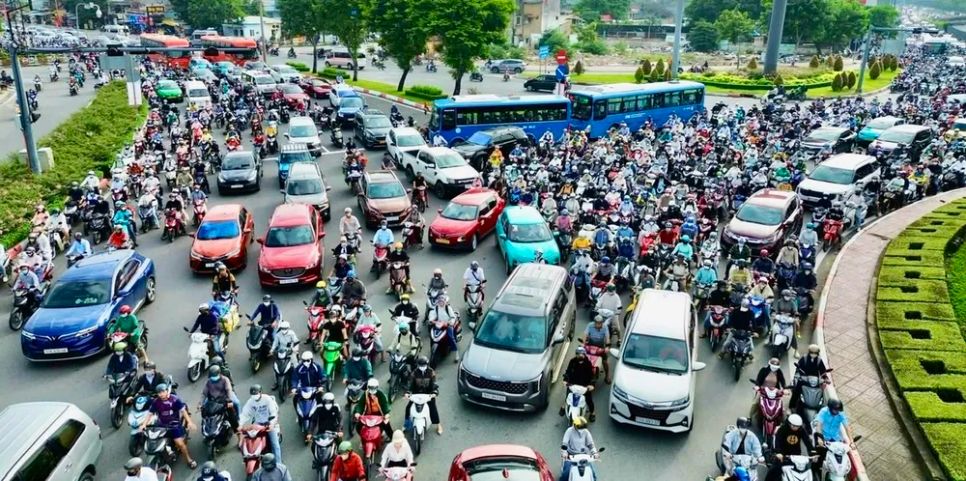 Người dân chọn lộ trình lưu thông qua cầu Bình Triệu 1