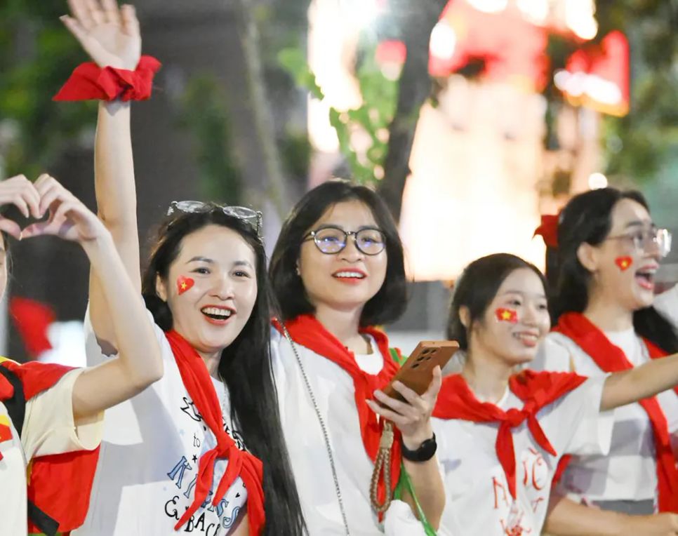 Các bạn trẻ hòa mình vào không khí tự hào của ngày đại lễ. Ảnh: VIỆT HÙNG Các bạn trẻ hòa mình vào không khí tự hào của ngày đại lễ. Ảnh: VIỆT HÙNG