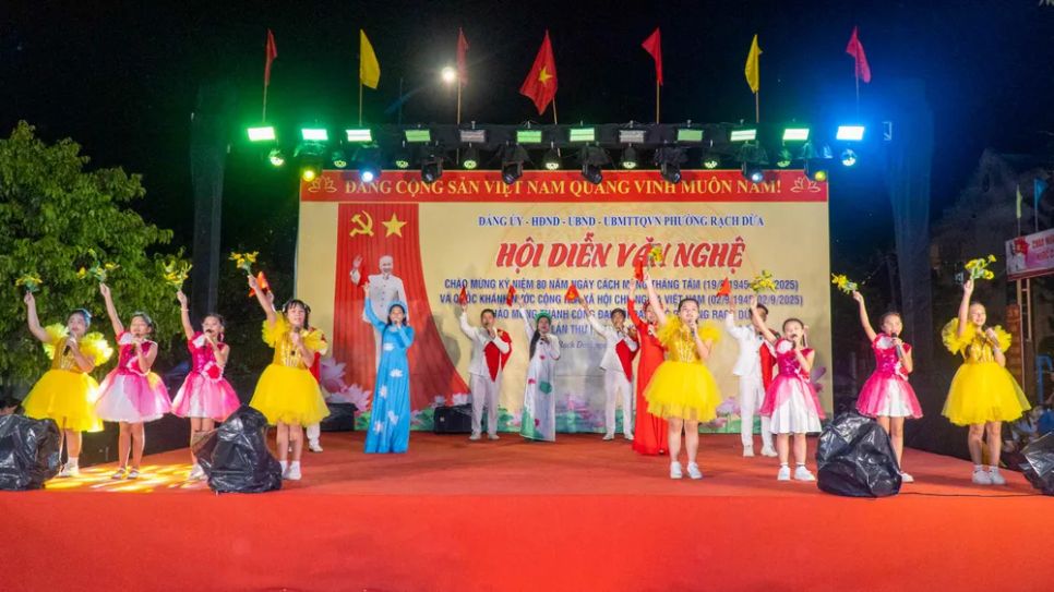 Một tiết mục đồng diễn múa, hát ca ngợi quê hương, đất nước tại hội diễn Một tiết mục đồng diễn múa, hát ca ngợi quê hương, đất nước tại hội diễn