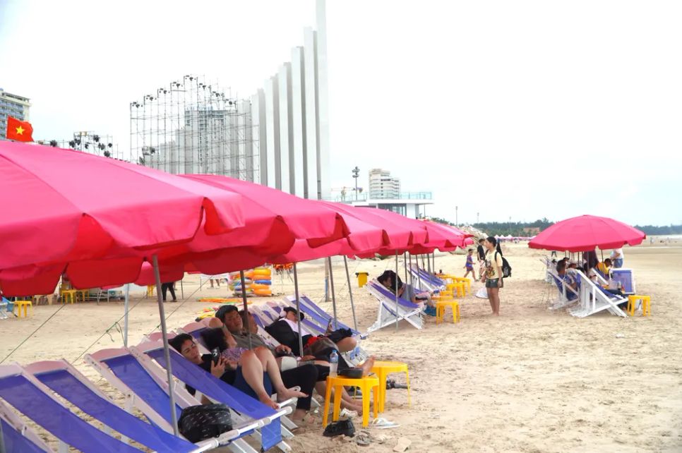 Khách du lịch trên bãi biển Vũng Tàu Khách du lịch trên bãi biển Vũng Tàu