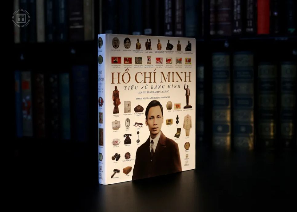 Ấn bản “Hồ Chí Minh – Tiểu sử bằng hình” được đầu tư công phu, như một món quà đặc biệt dành cho bạn đọc trong dịp Quốc khánh 2-9. Ảnh: ĐÔNG A Ấn bản “Hồ Chí Minh – Tiểu sử bằng hình” được đầu tư công phu, như một món quà đặc biệt dành cho bạn đọc trong dịp Quốc khánh 2-9. Ảnh: ĐÔNG A