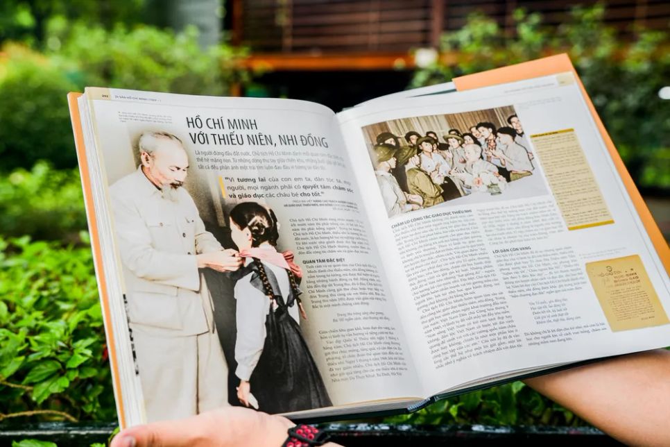 Một trang sách về tình cảm của Chủ tịch Hồ Chí Minh với thiếu niên, nhi đồng. Ảnh: ĐÔNG A Một trang sách về tình cảm của Chủ tịch Hồ Chí Minh với thiếu niên, nhi đồng. Ảnh: ĐÔNG A