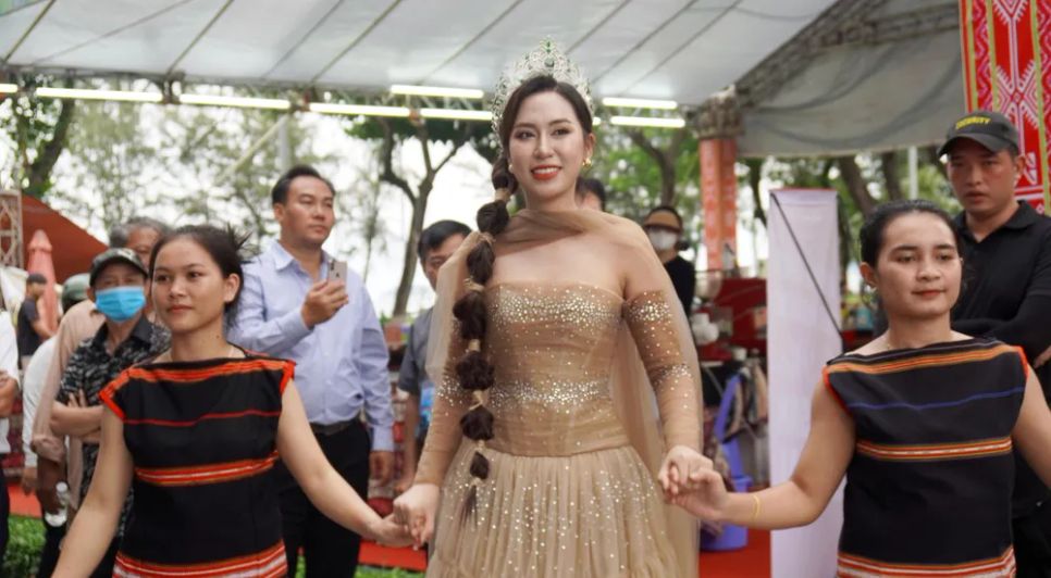 Hoa hậu Đinh Thị Hoa - Đại sứ truyền thông lễ hội cùng giao lưu với các bạn trẻ phố núi Pleiku Hoa hậu Đinh Thị Hoa - Đại sứ truyền thông lễ hội cùng giao lưu với các bạn trẻ phố núi Pleiku