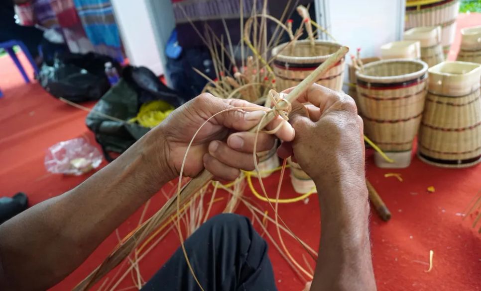 Nghệ nhân trình diễn đan lát truyền thống dân tộc Jrai Nghệ nhân trình diễn đan lát truyền thống dân tộc Jrai