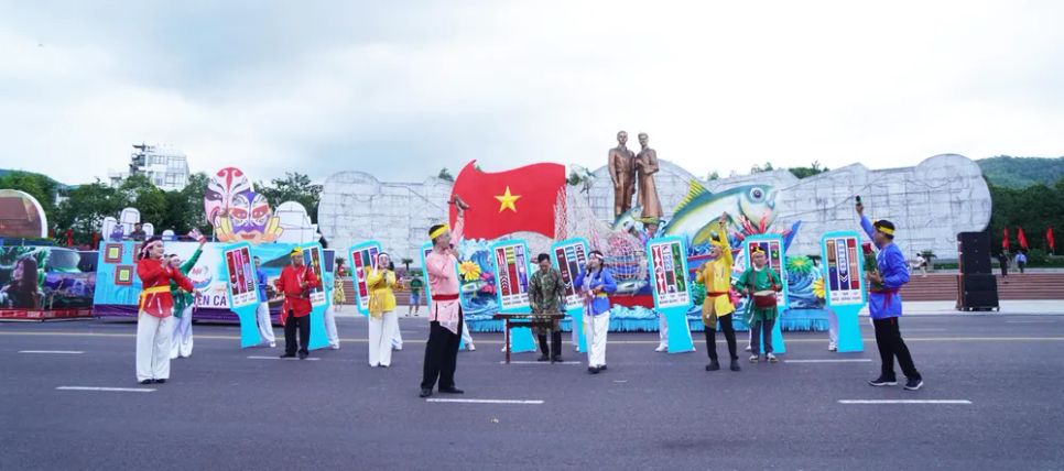Các nghệ nhân miền biển Gia Lai biểu diễn, hô bài chòi