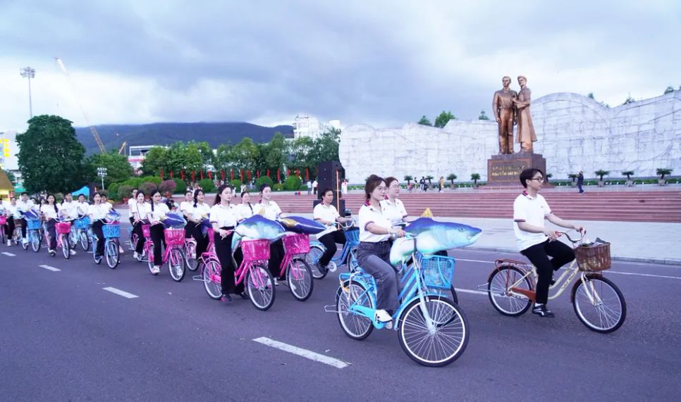 Các sinh viên đạp xe, mang theo những 