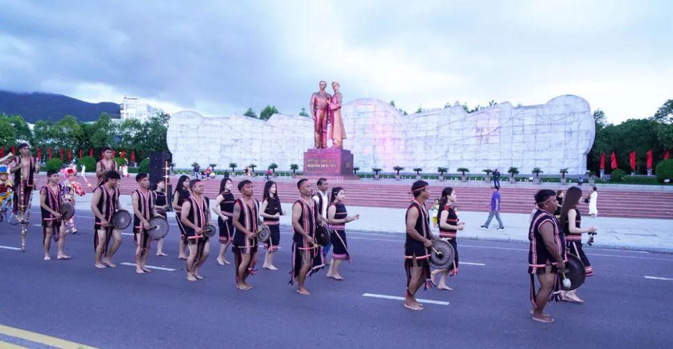 Đoàn biểu diễn ở đại ngàn Gia Lai đi qua Tượng đài Nguyễn Sinh Sắc - Nguyễn Tất Thành