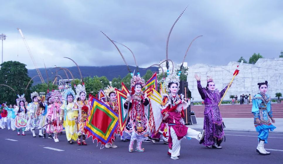 Đoàn nghệ thuật truyền thống tuồng và bài chòi tham gia lễ diễu hành