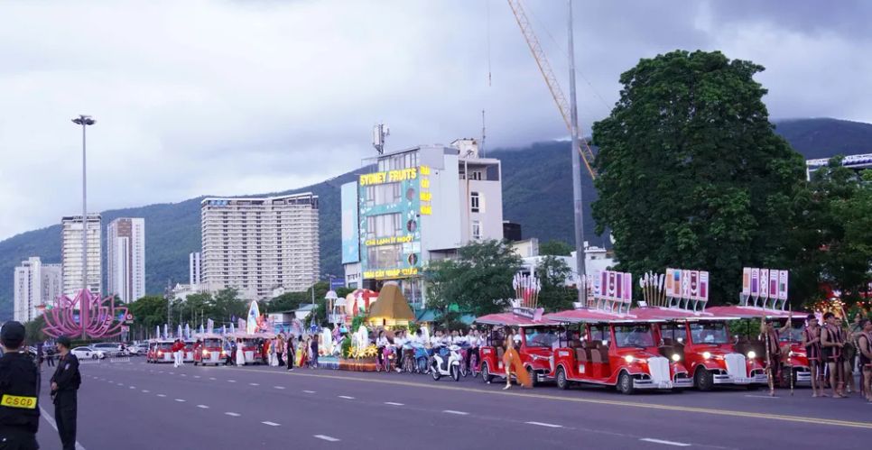 Hơn 15 đoàn xe hoa, xe mô hình cùng lực lượng biểu diễn, sẽ tham gia diễu hành trên các trục đường chính phố biển Quy Nhơn, như: An Dương Vương, Xuân Diệu, Lê Thánh Tôn, Nguyễn Huệ, Lê Hồng Phong, Tăng Bạt Hổ, Nguyễn Tất Thành…
