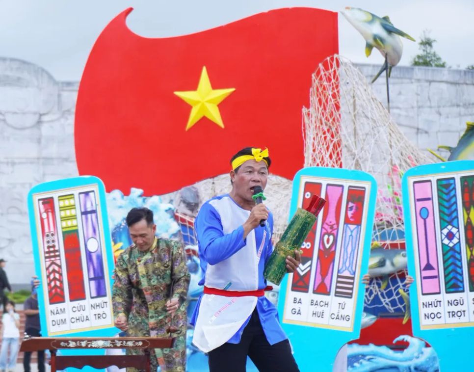 Nghệ nhân hô bài chòi mở màn lễ hội đường phố