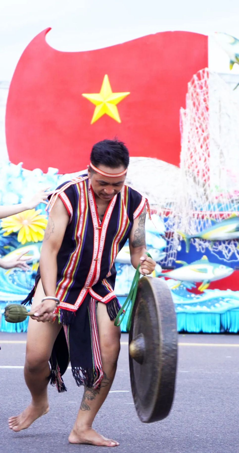 Nghệ nhân Jrai say sưa trong điệu chiêng thể hiện niềm vui trong 