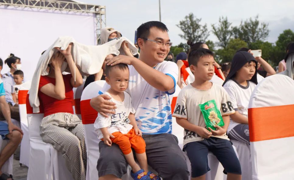 Người dân, du khách cùng các bạn nhỏ xem những tiết mục tại lễ hội đường phố
