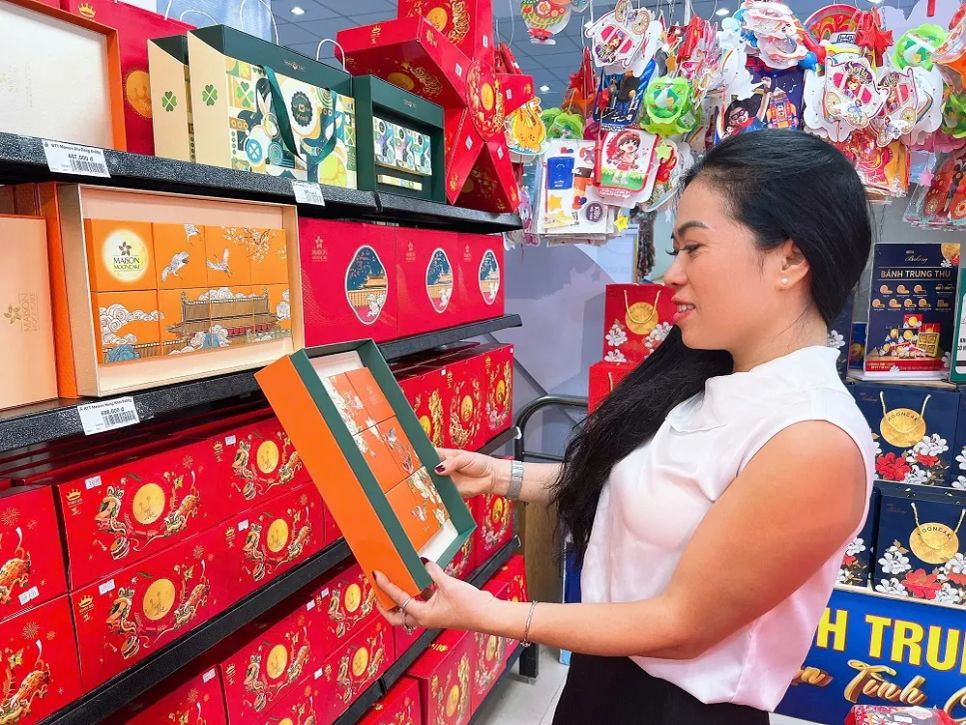 Bánh trung thu bày bán tại Saigon Co.op có giá cả hợp lý, nguồn gốc rõ ràng, chất lượng bảo đảm