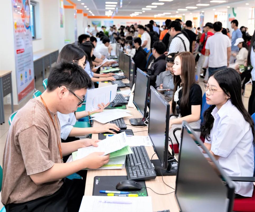 Thí sinh đăng ký xét tuyển bổ sung tại Trường ĐH Công nghệ TPHCM. Ảnh: THANH HÙNG Thí sinh đăng ký xét tuyển bổ sung tại Trường ĐH Công nghệ TPHCM. Ảnh: THANH HÙNG