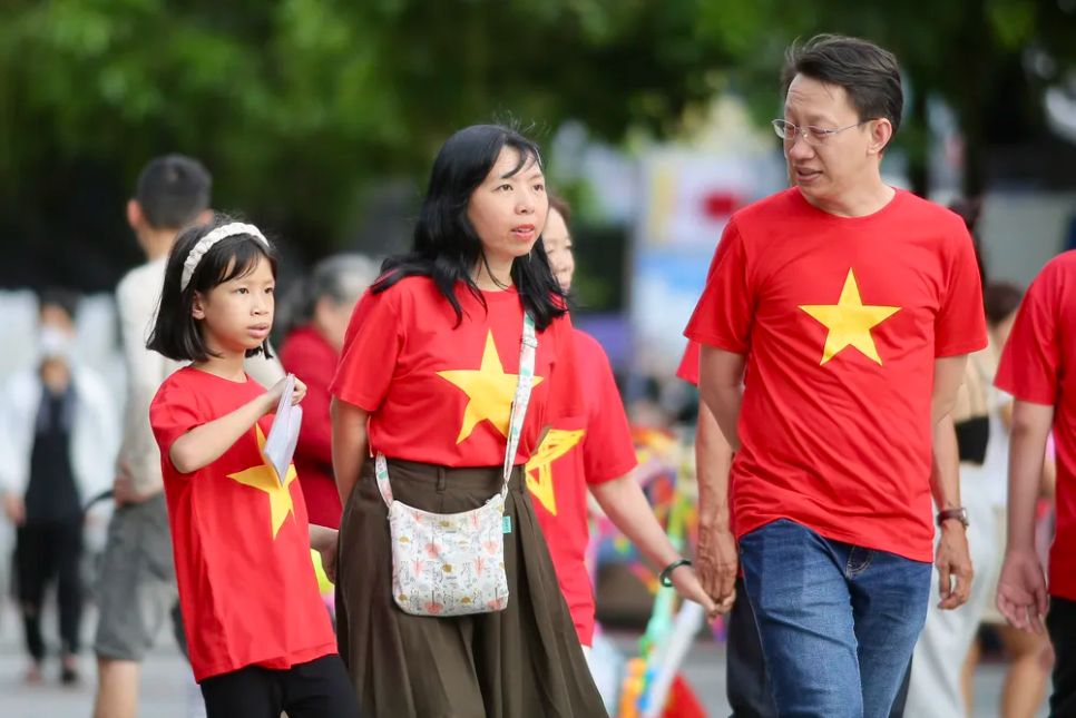 Người dân TPHCM chờ đón cầu truyền hình “Ánh sao độc lập” và pháo hoa nghệ thuật