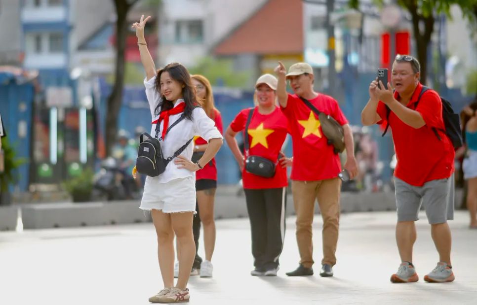 Người dân TPHCM chờ đón cầu truyền hình “Ánh sao độc lập” và pháo hoa nghệ thuật