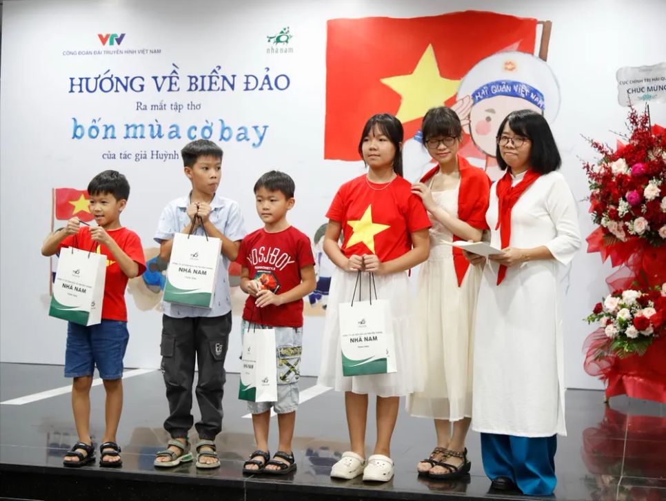 Nhà thơ Huỳnh Mai Liên và các em nhỏ tại chương trình ra mắt tập thơ Bốn mùa cờ bay. Ảnh: HẢI HƯNG Nhà thơ Huỳnh Mai Liên và các em nhỏ tại chương trình ra mắt tập thơ Bốn mùa cờ bay. Ảnh: HẢI HƯNG