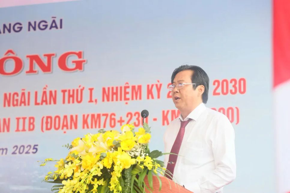 Ông Trần Hoàng Vĩnh, Giám đốc Ban Quản lý Đầu tư xây dựng các công trình giao thông tỉnh Quảng Ngãi, báo cáo dự án