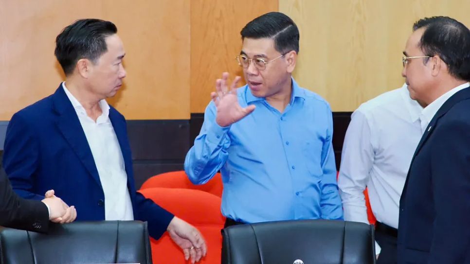 <p>Phó Chủ tịch UBND TPHCM Nguyễn Văn Dũng trao đổi cùng các đại biểu, doanh nghiệp bên lề hội thảo. Ảnh: HOÀNG HÙNG</p> <p>Phó Chủ tịch UBND TPHCM Nguyễn Văn Dũng trao đổi cùng các đại biểu, doanh nghiệp bên lề hội thảo. Ảnh: HOÀNG HÙNG</p>