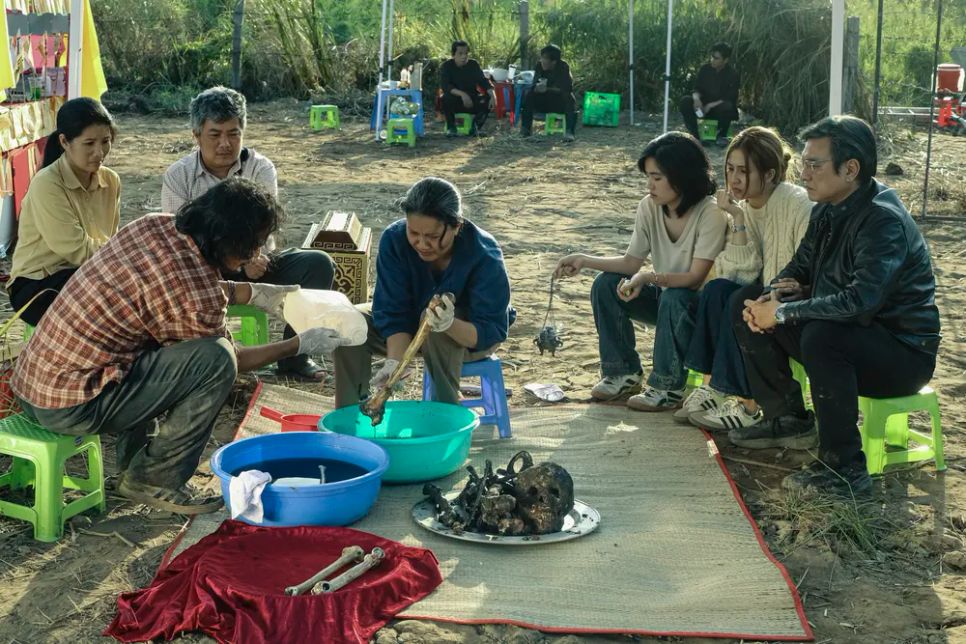 <i>Ê-kíp tham vấn ý kiến nhiều chuyên gia, nhà nghiên cứu trước khi làm phim. Ảnh: ĐPCC</i> <i>Ê-kíp tham vấn ý kiến nhiều chuyên gia, nhà nghiên cứu trước khi làm phim. Ảnh: ĐPCC</i>